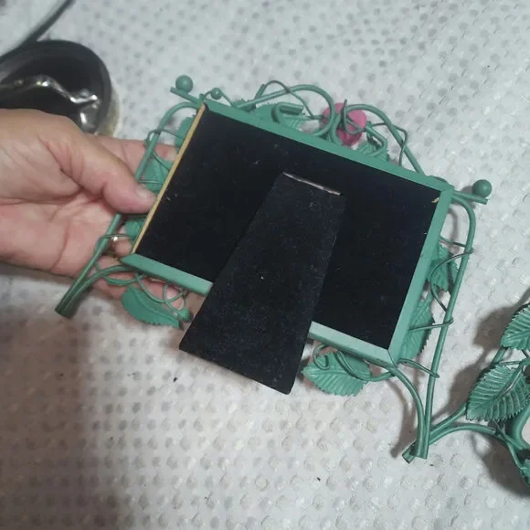 DENNIS EAST EUC SET OF 2 METAL ORNATE FLOWER PICTURE FRAME DESK SHELF - Picture 5 of 6